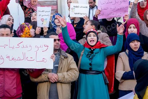 14 janvier 2016 : commémoration populaire du 5ème anniversaire de la révolution sur l'avenue Habib Bourguiba à Tunis. Dans un climat morose quelques milliers de personnes sont venus manifester leurs diversités dans une Tunisie en plein marasme politique et économique. Familles de Martyrs, policiers, partis politiques et mouvances religieuses, hotesse de l'air, Shams, chomeurs diplomés, ... c'est un vrai patchwork de révendications qui ont défilé face à des tunisiens venus se promener sur l'avenue en cette journée ensoleillée.