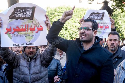 14 janvier 2016 : Rassemeblement du parti islamiste Hizbt Tahrir. commémoration populaire du 5ème anniversaire de la révolution sur l'avenue Habib Bourguiba à Tunis. Dans un climat morose quelques milliers de personnes sont venus manifester leurs diversités dans une Tunisie en plein marasme politique et économique. Familles de Martyrs, policiers, partis politiques et mouvances religieuses, hotesse de l'air, Shams, chomeurs diplomés, ... c'est un vrai patchwork de révendications qui ont défilé face à des tunisiens venus se promener sur l'avenue en cette journée ensoleillée.