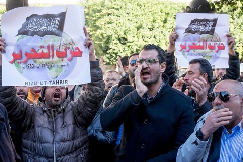 14 janvier 2016 : Rassemeblement du parti islamiste Hizbt Tahrir. commémoration populaire du 5ème anniversaire de la révolution sur l'avenue Habib Bourguiba à Tunis. Dans un climat morose quelques milliers de personnes sont venus manifester leurs diversités dans une Tunisie en plein marasme politique et économique. Familles de Martyrs, policiers, partis politiques et mouvances religieuses, hotesse de l'air, Shams, chomeurs diplomés, ... c'est un vrai patchwork de révendications qui ont défilé face à des tunisiens venus se promener sur l'avenue en cette journée ensoleillée.