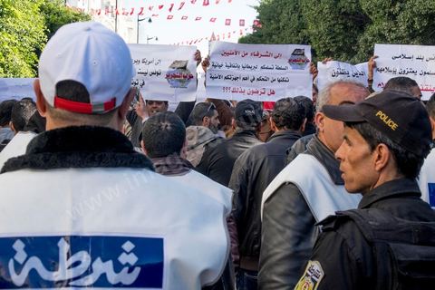 14 janvier 2016 : Rassemeblement du parti islamiste Hizbt Tahrir. commémoration populaire du 5ème anniversaire de la révolution sur l'avenue Habib Bourguiba à Tunis. Dans un climat morose quelques milliers de personnes sont venus manifester leurs diversités dans une Tunisie en plein marasme politique et économique. Familles de Martyrs, policiers, partis politiques et mouvances religieuses, hotesse de l'air, Shams, chomeurs diplomés, ... c'est un vrai patchwork de révendications qui ont défilé face à des tunisiens venus se promener sur l'avenue en cette journée ensoleillée.