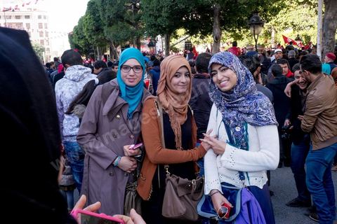 14 janvier 2016 : Le parti Ennahdha présent avec un spectacle de musique  rassemble beaucoup de partisans. commémoration populaire du 5ème anniversaire de la révolution sur l'avenue Habib Bourguiba à Tunis. Dans un climat morose quelques milliers de personnes sont venus manifester leurs diversités dans une Tunisie en plein marasme politique et économique. Familles de Martyrs, policiers, partis politiques et mouvances religieuses, hotesse de l'air, Shams, chomeurs diplomés, ... c'est un vrai patchwork de révendications qui ont défilé face à des tunisiens venus se promener sur l'avenue en cette journée ensoleillée.