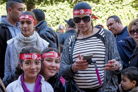 14 janvier 2016 : commémoration populaire du 5ème anniversaire de la révolution sur l'avenue Habib Bourguiba à Tunis. Dans un climat morose quelques milliers de personnes sont venus manifester leurs diversités dans une Tunisie en plein marasme politique et économique. Familles de Martyrs, policiers, partis politiques et mouvances religieuses, hotesse de l'air, Shams, chomeurs diplomés, ... c'est un vrai patchwork de révendications qui ont défilé face à des tunisiens venus se promener sur l'avenue en cette journée ensoleillée.