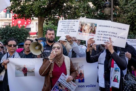 14 janvier 2016 : Manifestation de l'hotesse de l'air voilée de Tunisair.  commémoration populaire du 5ème anniversaire de la révolution sur l'avenue Habib Bourguiba à Tunis. Dans un climat morose quelques milliers de personnes sont venus manifester leurs diversités dans une Tunisie en plein marasme politique et économique. Familles de Martyrs, policiers, partis politiques et mouvances religieuses, hotesse de l'air, Shams, chomeurs diplomés, ... c'est un vrai patchwork de révendications qui ont défilé face à des tunisiens venus se promener sur l'avenue en cette journée ensoleillée.
