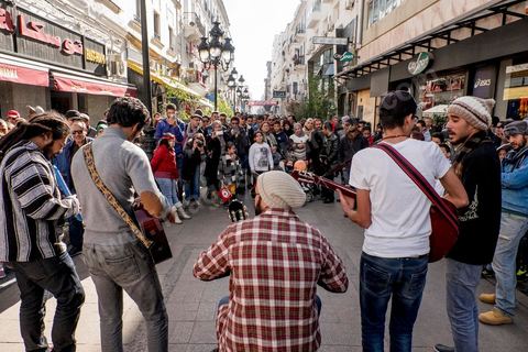 14 janvier 2016 : commémoration populaire du 5ème anniversaire de la révolution sur l'avenue Habib Bourguiba à Tunis. Dans un climat morose quelques milliers de personnes sont venus manifester leurs diversités dans une Tunisie en plein marasme politique et économique. Familles de Martyrs, policiers, partis politiques et mouvances religieuses, hotesse de l'air, Shams, chomeurs diplomés, ... c'est un vrai patchwork de révendications qui ont défilé face à des tunisiens venus se promener sur l'avenue en cette journée ensoleillée.