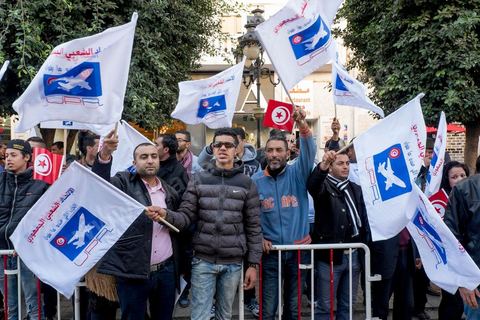 14 janvier 2016 : Défilé de l'UPR, Union populaire Républicaine, un petit parti politique.  commémoration populaire du 5ème anniversaire de la révolution sur l'avenue Habib Bourguiba à Tunis. Dans un climat morose quelques milliers de personnes sont venus manifester leurs diversités dans une Tunisie en plein marasme politique et économique. Familles de Martyrs, policiers, partis politiques et mouvances religieuses, hotesse de l'air, Shams, chomeurs diplomés, ... c'est un vrai patchwork de révendications qui ont défilé face à des tunisiens venus se promener sur l'avenue en cette journée ensoleillée.