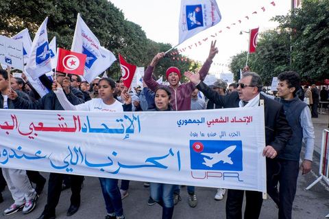 14 janvier 2016 : Défilé de l'UPR, Union populaire Républicaine, un petit parti politique.  commémoration populaire du 5ème anniversaire de la révolution sur l'avenue Habib Bourguiba à Tunis. Dans un climat morose quelques milliers de personnes sont venus manifester leurs diversités dans une Tunisie en plein marasme politique et économique. Familles de Martyrs, policiers, partis politiques et mouvances religieuses, hotesse de l'air, Shams, chomeurs diplomés, ... c'est un vrai patchwork de révendications qui ont défilé face à des tunisiens venus se promener sur l'avenue en cette journée ensoleillée.