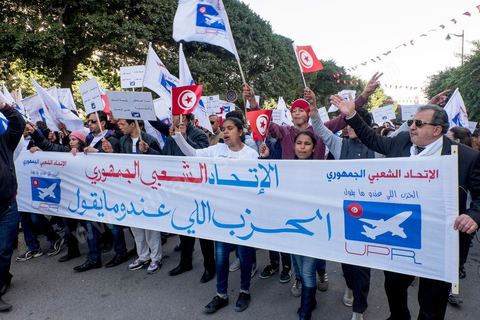 14 janvier 2016 : Défilé de l'UPR, Union populaire Républicaine, un petit parti politique.  commémoration populaire du 5ème anniversaire de la révolution sur l'avenue Habib Bourguiba à Tunis. Dans un climat morose quelques milliers de personnes sont venus manifester leurs diversités dans une Tunisie en plein marasme politique et économique. Familles de Martyrs, policiers, partis politiques et mouvances religieuses, hotesse de l'air, Shams, chomeurs diplomés, ... c'est un vrai patchwork de révendications qui ont défilé face à des tunisiens venus se promener sur l'avenue en cette journée ensoleillée.