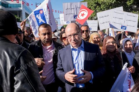 14 janvier 2016 : Défilé de l'UPR, Union populaire Républicaine, un petit parti politique.  commémoration populaire du 5ème anniversaire de la révolution sur l'avenue Habib Bourguiba à Tunis. Dans un climat morose quelques milliers de personnes sont venus manifester leurs diversités dans une Tunisie en plein marasme politique et économique. Familles de Martyrs, policiers, partis politiques et mouvances religieuses, hotesse de l'air, Shams, chomeurs diplomés, ... c'est un vrai patchwork de révendications qui ont défilé face à des tunisiens venus se promener sur l'avenue en cette journée ensoleillée.