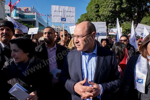 14 janvier 2016 : Défilé de l'UPR, Union populaire Républicaine, un petit parti politique.  commémoration populaire du 5ème anniversaire de la révolution sur l'avenue Habib Bourguiba à Tunis. Dans un climat morose quelques milliers de personnes sont venus manifester leurs diversités dans une Tunisie en plein marasme politique et économique. Familles de Martyrs, policiers, partis politiques et mouvances religieuses, hotesse de l'air, Shams, chomeurs diplomés, ... c'est un vrai patchwork de révendications qui ont défilé face à des tunisiens venus se promener sur l'avenue en cette journée ensoleillée.