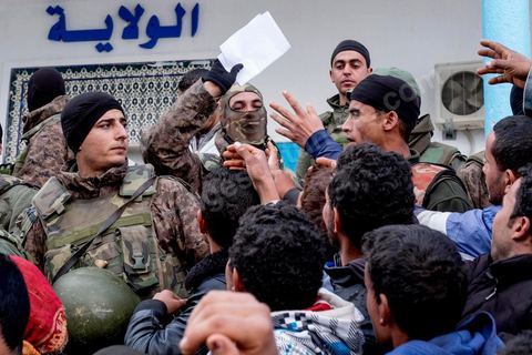 21 janvier 2016 : devant le gouvernorat de Kasserine, les chômeurs de tout âge se réunissent pour remplir un dossier et formulaire de demande d'emploi. L'opération est organisée dans le calme sous la direction des militaires. Au lendemain du cafouillage du gouvernement sur une éventuelle embauche de 5000 chômeurs dans la région, les gens espèrent encore.