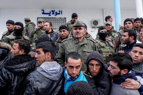 21 janvier 2016 : devant le gouvernorat de Kasserine, les chômeurs de tout âge se réunissent pour remplir un dossier et formulaire de demande d'emploi. L'opération est organisée dans le calme sous la direction des militaires. Au lendemain du cafouillage du gouvernement sur une éventuelle embauche de 5000 chômeurs dans la région, les gens espèrent encore.