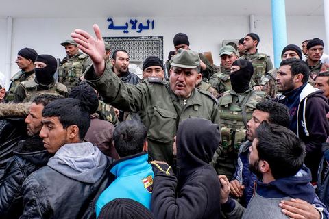 21 janvier 2016 : devant le gouvernorat de Kasserine, les chômeurs de tout âge se réunissent pour remplir un dossier et formulaire de demande d'emploi. L'opération est organisée dans le calme sous la direction des militaires. Au lendemain du cafouillage du gouvernement sur une éventuelle embauche de 5000 chômeurs dans la région, les gens espèrent encore.