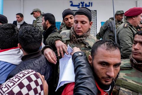 21 janvier 2016 : devant le gouvernorat de Kasserine, les chômeurs de tout age se réunissent pour remplir un dossier et formulaire de demande d'emploi. L'opération est organisé dans le calme sous la direction des militaires. Au lendemain du cafouillage du gouvernement sur une éventuelle embauche de 5000 chomeurs dans la région, les gens espèrent encore.