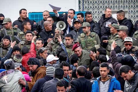 21 janvier 2016 : devant le gouvernorat de Kasserine, les chômeurs de tout âge se réunissent pour remplir un dossier et formulaire de demande d'emploi. L'opération est organisée dans le calme sous la direction des militaires. Au lendemain du cafouillage du gouvernement sur une éventuelle embauche de 5000 chômeurs dans la région, les gens espèrent encore.