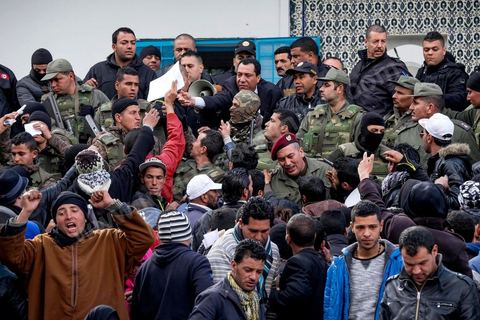 21 janvier 2016 : devant le gouvernorat de Kasserine, les chômeurs de tout age se réunissent pour remplir un dossier et formulaire de demande d'emploi. L'opération est organisé dans le calme sous la direction des militaires. Au lendemain du cafouillage du gouvernement sur une éventuelle embauche de 5000 chomeurs dans la région, les gens espèrent encore.