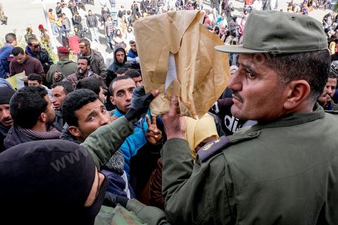 21 janvier 2016 : devant le gouvernorat de Kasserine, les chômeurs de tout âge se réunissent pour remplir un dossier et formulaire de demande d'emploi. L'opération est organisée dans le calme sous la direction des militaires. Au lendemain du cafouillage du gouvernement sur une éventuelle embauche de 5000 chômeurs dans la région, les gens espèrent encore.