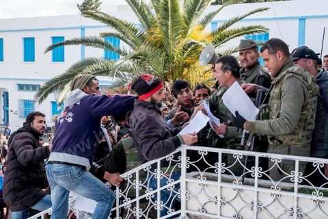 21 janvier 2016 : devant le gouvernorat de Kasserine, les chômeurs de tout age se réunissent pour remplir un dossier et formulaire de demande d'emploi. L'opération est organisé dans le calme sous la direction des militaires. Au lendemain du cafouillage du gouvernement sur une éventuelle embauche de 5000 chomeurs dans la région, les gens espèrent encore.