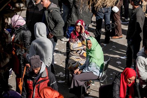 21 janvier 2016 : devant le gouvernorat de Kasserine, les chômeurs de tout age se réunissent pour remplir un dossier et formulaire de demande d'emploi. L'opération est organisé dans le calme sous la direction des militaires. Au lendemain du cafouillage du gouvernement sur une éventuelle embauche de 5000 chomeurs dans la région, les gens espèrent encore.