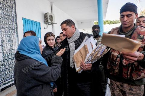 21 janvier 2016 : devant le gouvernorat de Kasserine, les chômeurs de tout age se réunissent pour remplir un dossier et formulaire de demande d'emploi. L'opération est organisé dans le calme sous la direction des militaires. Au lendemain du cafouillage du gouvernement sur une éventuelle embauche de 5000 chomeurs dans la région, les gens espèrent encore.