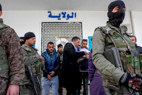 21 janvier 2016 : devant le gouvernorat de Kasserine, les chômeurs de tout age se réunissent pour remplir un dossier et formulaire de demande d'emploi. L'opération est organisé dans le calme sous la direction des militaires. Au lendemain du cafouillage du gouvernement sur une éventuelle embauche de 5000 chomeurs dans la région, les gens espèrent encore.