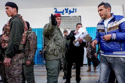 21 janvier 2016 : devant le gouvernorat de Kasserine, les chômeurs de tout age se réunissent pour remplir un dossier et formulaire de demande d'emploi. L'opération est organisé dans le calme sous la direction des militaires. Au lendemain du cafouillage du gouvernement sur une éventuelle embauche de 5000 chomeurs dans la région, les gens espèrent encore.