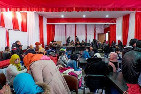 21 janvier 2016 : devant le gouvernorat de Kasserine, les chômeurs de tout age se réunissent pour remplir un dossier et formulaire de demande d'emploi. L'opération est organisé dans le calme sous la direction des militaires. Au lendemain du cafouillage du gouvernement sur une éventuelle embauche de 5000 chomeurs dans la région, les gens espèrent encore.