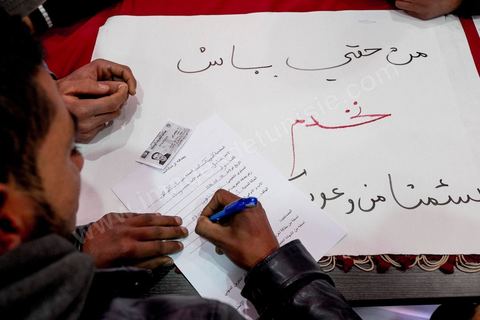 21 janvier 2016 : devant le gouvernorat de Kasserine, les chômeurs de tout age se réunissent pour remplir un dossier et formulaire de demande d'emploi. L'opération est organisé dans le calme sous la direction des militaires. Au lendemain du cafouillage du gouvernement sur une éventuelle embauche de 5000 chomeurs dans la région, les gens espèrent encore.