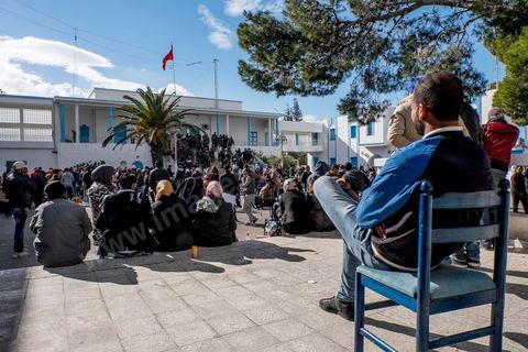 21 janvier 2016 : devant le gouvernorat de Kasserine, les chômeurs de tout age se réunissent pour remplir un dossier et formulaire de demande d'emploi. L'opération est organisé dans le calme sous la direction des militaires. Au lendemain du cafouillage du gouvernement sur une éventuelle embauche de 5000 chomeurs dans la région, les gens espèrent encore.