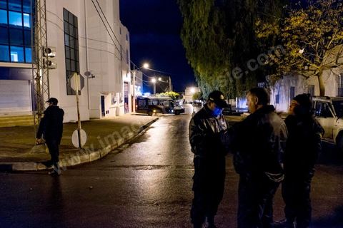 21 janvier 2016 : ce soir et malgré le couvre feu de 18h les gens sont sortis en nombre dans les différents quartiers de Kasserine pour nettoyer les rues. La police reste toujours vigilante. La tension sociale est remontée depuis le début de semaine suite à la mort du jeune chômeur Ridha Yahyaoui après son électrocution. Malgré cela aucun pillage n'a été recensé dasn la ville. 