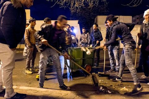 21 janvier 2016 : ce soir et malgré le couvre feu de 18h les gens sont sortis en nombre dans les différents quartiers de Kasserine pour nettoyer les rues. La tension sociale est remontée depuis le début de semaine suite à la mort du jeune chômeur Ridha Yahyaoui après son électrocution. Malgré cela aucun pillage n'a été recensé dasn la ville. 