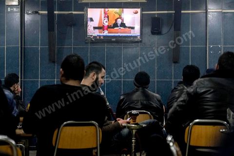 21 janvier 2016 : à 19h50, malgré le couvre feu de 18h, les cafés de Kasserine sont pleins. Tandis que la télévison tunisienne diffuse la première intervention du Président tunisien Béji Caïd Essebsi depuis le début des émeutes, les jeunes peu attentifs n'attendent plus grand chose du politique. La tension sociale est remontée depuis le début de semaine suite à la mort du jeune chômeur Ridha Yahyaoui après son électrocution. Malgré cela aucun pillage n'a été recensé dasn la ville. 