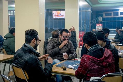 21 janvier 2016 : à 19h50, malgré le couvre feu de 18h, les cafés de Kasserine sont pleins. Tandis que la télévison tunisienne diffuse la première intervention du Président tunisien Béji Caïd Essebsi depuis le début des émeutes, les jeunes peu attentifs n'attendent plus grand chose du politique. La tension sociale est remontée depuis le début de semaine suite à la mort du jeune chômeur Ridha Yahyaoui après son électrocution. Malgré cela aucun pillage n'a été recensé dasn la ville. 