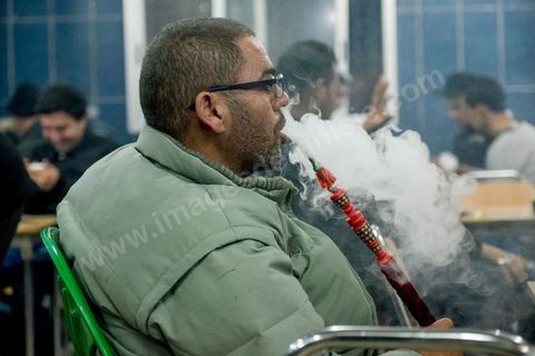 21 janvier 2016 : à 19h50, malgré le couvre feu de 18h, les cafés de Kasserine sont pleins. Tandis que la télévison tunisienne diffuse la première intervention du Président tunisien Béji Caïd Essebsi depuis le début des émeutes, les jeunes peu attentifs n'attendent plus grand chose du politique. La tension sociale est remontée depuis le début de semaine suite à la mort du jeune chômeur Ridha Yahyaoui après son électrocution. Malgré cela aucun pillage n'a été recensé dasn la ville. 