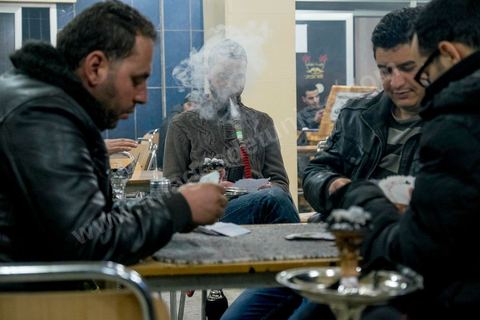 21 janvier 2016 : à 19h50, malgré le couvre feu de 18h, les cafés de Kasserine sont pleins. Tandis que la télévison tunisienne diffuse la première intervention du Président tunisien Béji Caïd Essebsi depuis le début des émeutes, les jeunes peu attentifs n'attendent plus grand chose du politique. La tension sociale est remontée depuis le début de semaine suite à la mort du jeune chômeur Ridha Yahyaoui après son électrocution. Malgré cela aucun pillage n'a été recensé dasn la ville. 