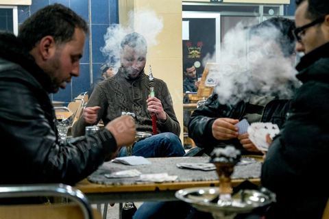 21 janvier 2016 : à 19h50, malgré le couvre feu de 18h, les cafés de Kasserine sont pleins. Tandis que la télévison tunisienne diffuse la première intervention du Président tunisien Béji Caïd Essebsi depuis le début des émeutes, les jeunes peu attentifs n'attendent plus grand chose du politique. La tension sociale est remontée depuis le début de semaine suite à la mort du jeune chômeur Ridha Yahyaoui après son électrocution. Malgré cela aucun pillage n'a été recensé dasn la ville. 