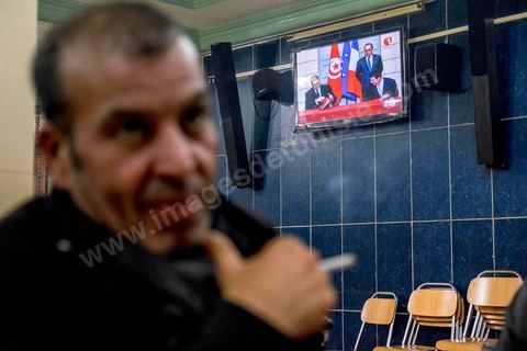 21 janvier 2016 : à 19h50, malgré le couvre feu de 18h, les cafés de Kasserine sont pleins. Tandis que la télévison tunisienne diffuse la première intervention du Président tunisien Béji Caïd Essebsi depuis le début des émeutes, les jeunes peu attentifs n'attendent plus grand chose du politique. La tension sociale est remontée depuis le début de semaine suite à la mort du jeune chômeur Ridha Yahyaoui après son électrocution. Malgré cela aucun pillage n'a été recensé dasn la ville. 
