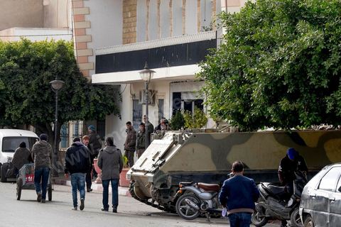 22 janvier 2016 : devant la municipalité de Kasserine en plein centre ville, l'armée sécurise les lieux suite aux manifestations et afrontements avec la police les jours précédents. La tension sociale est remontée depuis le début de semaine suite à la mort du jeune chômeur Ridha Yahyaoui après son électrocution. 