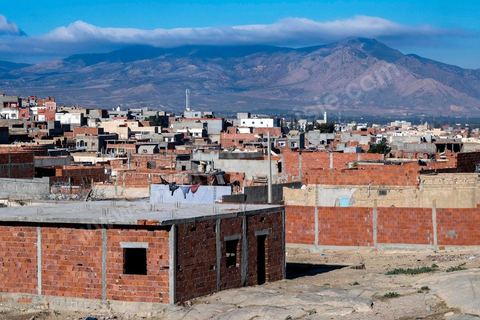 January 22, 2016: Between the famous working-class and revolutionary neighborhoods of Ezzouhour and Ennour on the hills above Kasserine, the neighborhoods continue to grow in a haphazard manner. The Karma neighborhood is one of the most deprived; its residents live amid piles of trash, and some are still waiting to be connected to the water supply. In the distance, Mount Chambi dominates the horizon, serving as a reminder of the presence and danger of terrorism.