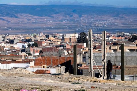 January 22, 2016: Between the famous working-class and revolutionary neighborhoods of Ezzouhour and Ennour on the hills above Kasserine, the neighborhoods continue to grow in a haphazard manner. The Karma neighborhood is one of the most deprived; its residents live amid piles of trash, and some are still waiting to be connected to the water supply. In the distance, Mount Chambi dominates the horizon, serving as a reminder of the presence and danger of terrorism.