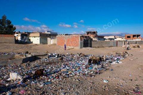 January 22, 2016: Between the famous working-class and revolutionary neighborhoods of Ezzouhour and Ennour on the hills above Kasserine, the neighborhoods continue to grow in a haphazard manner. The Karma neighborhood is one of the most deprived; its residents live amid piles of trash, and some are still waiting to be connected to the water supply. In the distance, Mount Chambi dominates the horizon, serving as a reminder of the presence and danger of terrorism.