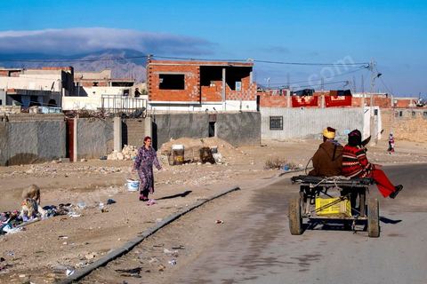 January 22, 2016: Between the famous working-class and revolutionary neighborhoods of Ezzouhour and Ennour on the hills above Kasserine, the neighborhoods continue to grow in a haphazard manner. The Karma neighborhood is one of the most deprived; its residents live amid piles of trash, and some are still waiting to be connected to the water supply. In the distance, Mount Chambi dominates the horizon, serving as a reminder of the presence and danger of terrorism.