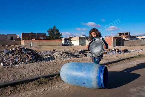 January 22, 2016: Between the famous working-class and revolutionary neighborhoods of Ezzouhour and Ennour on the hills above Kasserine, the neighborhoods continue to grow in a haphazard manner. The Karma neighborhood is one of the most deprived; its residents live amid piles of trash, and some are still waiting to be connected to the water supply. In the distance, Mount Chambi dominates the horizon, serving as a reminder of the presence and danger of terrorism.