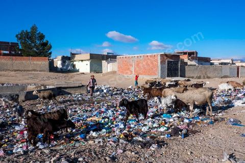 January 22, 2016: Between the famous working-class and revolutionary neighborhoods of Ezzouhour and Ennour on the hills above Kasserine, the neighborhoods continue to grow in a haphazard manner. The Karma neighborhood is one of the most deprived; its residents live amid piles of trash, and some are still waiting to be connected to the water supply. In the distance, Mount Chambi dominates the horizon, serving as a reminder of the presence and danger of terrorism.