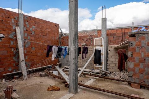 22 janvier 2016 : dans le quartier populaire et deshérité de Karma sur les hauteurs de Kasserine, Hussein Gassoumi, maçon journalier, nous invite dans sa maison où il vit avec sa feme et trois enfants. ici la vie est très dure. Hussein Gassoumi ouvre les portes de sa maison en chantier. Les murs sont constitués de parpaings empilés les uns sur les autres, sans enduit. Aucun revêtement n’est installé au sol, laissant passer l’air froid sous les portes, et les lits sont de simples sommiers métalliques. L’électricité ? «Quand j’ai de quoi payer la facture». L’eau courante ? Non