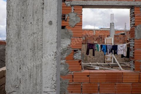 22 janvier 2016 : dans le quartier populaire et deshérité de Karma sur les hauteurs de Kasserine, Hussein Gassoumi, maçon journalier, nous invite dans sa maison où il vit avec sa feme et trois enfants. ici la vie est très dure. Hussein Gassoumi ouvre les portes de sa maison en chantier. Les murs sont constitués de parpaings empilés les uns sur les autres, sans enduit. Aucun revêtement n’est installé au sol, laissant passer l’air froid sous les portes, et les lits sont de simples sommiers métalliques. L’électricité ? «Quand j’ai de quoi payer la facture». L’eau courante ? Non