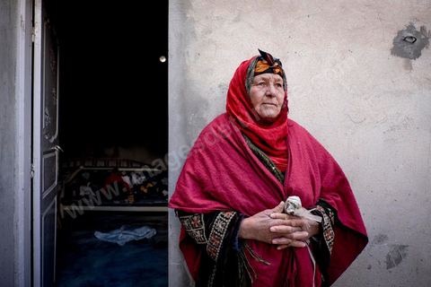 22 janvier 2016 : dans le quartier populaire et deshérité de Karma sur les hauteurs de Kasserine, chez Hussein Gassoumi, maçon journalier, sa famille et amis viennnt nous parler de leurs difficultés quotidiennes, chomage, education, pauvreté, abnadon, ... Hussein Gassoumi ouvre les portes de sa maison en chantier. Les murs sont constitués de parpaings empilés les uns sur les autres, sans enduit. Aucun revêtement n’est installé au sol, laissant passer l’air froid sous les portes, et les lits sont de simples sommiers métalliques. L’électricité ? «Quand j’ai de quoi payer la facture». L’eau courante ? Non