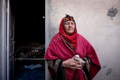 22 janvier 2016 : dans le quartier populaire et deshérité de Karma sur les hauteurs de Kasserine, chez Hussein Gassoumi, maçon journalier, sa famille et amis viennnt nous parler de leurs difficultés quotidiennes, chomage, education, pauvreté, abnadon, ... Hussein Gassoumi ouvre les portes de sa maison en chantier. Les murs sont constitués de parpaings empilés les uns sur les autres, sans enduit. Aucun revêtement n’est installé au sol, laissant passer l’air froid sous les portes, et les lits sont de simples sommiers métalliques. L’électricité ? «Quand j’ai de quoi payer la facture». L’eau courante ? Non
