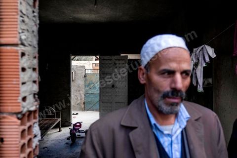 22 janvier 2016 : dans le quartier populaire et deshérité de Karma sur les hauteurs de Kasserine, chez Hussein Gassoumi, maçon journalier, sa famille et amis viennnt nous parler de leurs difficultés quotidiennes, chomage, education, pauvreté, abnadon, ... Hussein Gassoumi ouvre les portes de sa maison en chantier. Les murs sont constitués de parpaings empilés les uns sur les autres, sans enduit. Aucun revêtement n’est installé au sol, laissant passer l’air froid sous les portes, et les lits sont de simples sommiers métalliques. L’électricité ? «Quand j’ai de quoi payer la facture». L’eau courante ? Non
