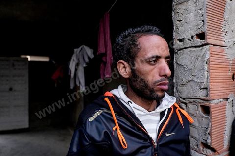 22 janvier 2016 : dans le quartier populaire et deshérité de Karma sur les hauteurs de Kasserine, chez Hussein Gassoumi, maçon journalier, sa famille et amis viennnt nous parler de leurs difficultés quotidiennes, chomage, education, pauvreté, abnadon, ... Hussein Gassoumi ouvre les portes de sa maison en chantier. Les murs sont constitués de parpaings empilés les uns sur les autres, sans enduit. Aucun revêtement n’est installé au sol, laissant passer l’air froid sous les portes, et les lits sont de simples sommiers métalliques. L’électricité ? «Quand j’ai de quoi payer la facture». L’eau courante ? Non