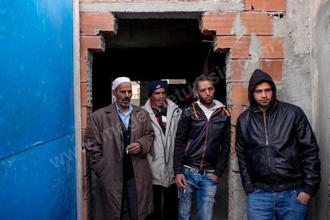 22 janvier 2016 : dans le quartier populaire et deshérité de Karma sur les hauteurs de Kasserine, chez Hussein Gassoumi, maçon journalier, sa famille et amis viennnt nous parler de leurs difficultés quotidiennes, chomage, education, pauvreté, abnadon, ... Hussein Gassoumi ouvre les portes de sa maison en chantier. Les murs sont constitués de parpaings empilés les uns sur les autres, sans enduit. Aucun revêtement n’est installé au sol, laissant passer l’air froid sous les portes, et les lits sont de simples sommiers métalliques. L’électricité ? «Quand j’ai de quoi payer la facture». L’eau courante ? Non